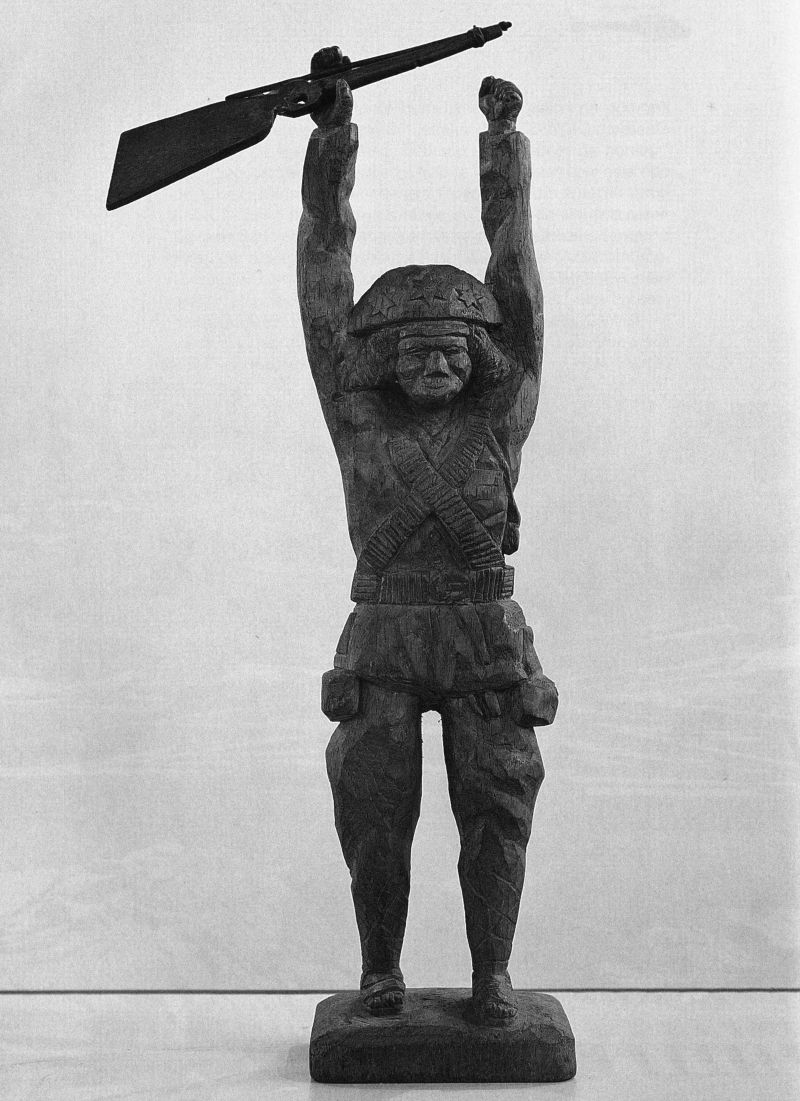 Crédito: Júnior Aragão/Reprodução. Cangaceiro, escultura em madeira feita pelo cineasta Vladimir Carvalho; imagem do catálogo Vladimir Carvalho DOC 8.0.