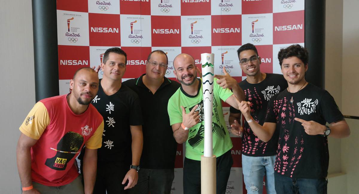 Grupo brasiliense Patubatê e a tocha olímpica.