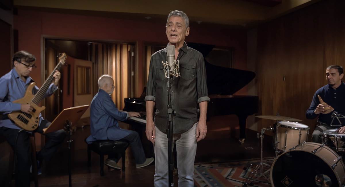 Clipe do cantor, Chico Buarque Cristóvão ao piano, Jorge Helder no baixo e Jurim Moreira na bateria.