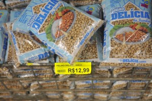 21/06/2016. Crédito: Minervino Junior/CB/D.A. Press. Brasil. Brasilia - DF. Aumento no preço do feijão. Prateleiras com pacotes de um quilo de feijão carioca em supermercado no Cruzeiro.